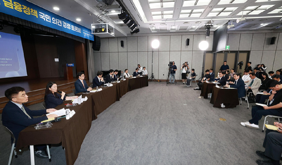 이억원 금융위원장이 15일 오후 서울 중구 은행회관에서 학계&middot;전문가, 금융/주택&middot;건설업계, 일반 국민 등이 참석한 가운데 개최한 부동산 정책 국민 대토론회에서 부동산정책 전반에 대해 논의했다. [사진=금융위원회]