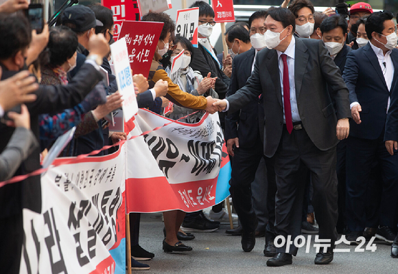 윤석열 국민의힘 대선 경선 후보가 1일 오후 경기 수원시 국민의힘 경기도당 강당에서 열린 '윤석열 국민캠프 경기도 당협위원장 간담회'에 참석하며 지지자들에게 인사를 하고 있다.[사진=국회사진취재단]