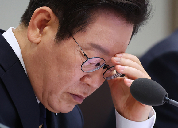 이재명 대통령이 지난 16일 용산 대통령실에서 열린 제2차 핵심규제 합리화 전략회의에서 탈탄소 녹색 문명 대전환을 주제로 토론을 주재하고 있다. [대통령실통신사진기자단] [사진=연합뉴스]