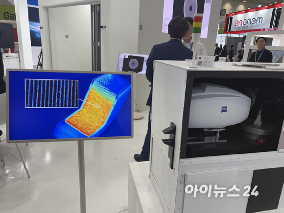 자이스(ZEISS)가 11일 인터배터리 2026 부스에서 산업용 CT 장비 'METROTOM'을 소개하고 있다. [사진=권서아 기자]