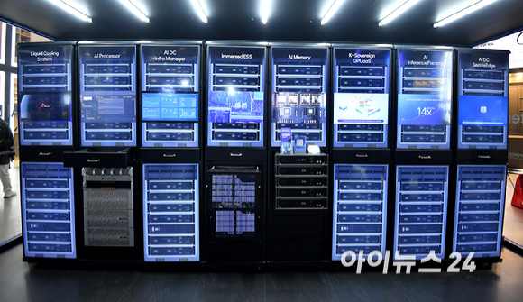 22일 서울 강남구 코엑스에서 열린 2026 월드IT쇼에서 SKT부스에서 관람객들이 부스를 둘러보고 있다. [사진=곽영래 기자]