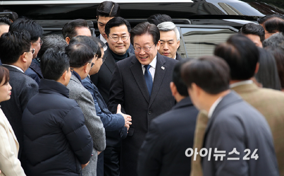 이재명 더불어민주당 대표가 25일 서울 서초구 중앙지방법원에서 열린 위증교사 혐의 사건 1심 선고공판에 출석하고 있다. [사진=사진공동취재단]