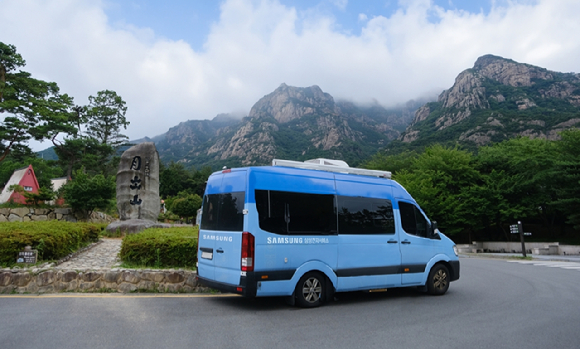 휴대폰 점검 장비가 탑재된 삼성전자의 '찾아가는 서비스' 차량. [사진=삼성전자]