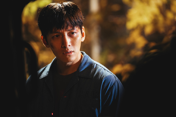 '조각도시' 지창욱이 인터뷰에 앞서 사진촬영을 하고 있다. [사진=월트디즈니 컴퍼니 코리아]