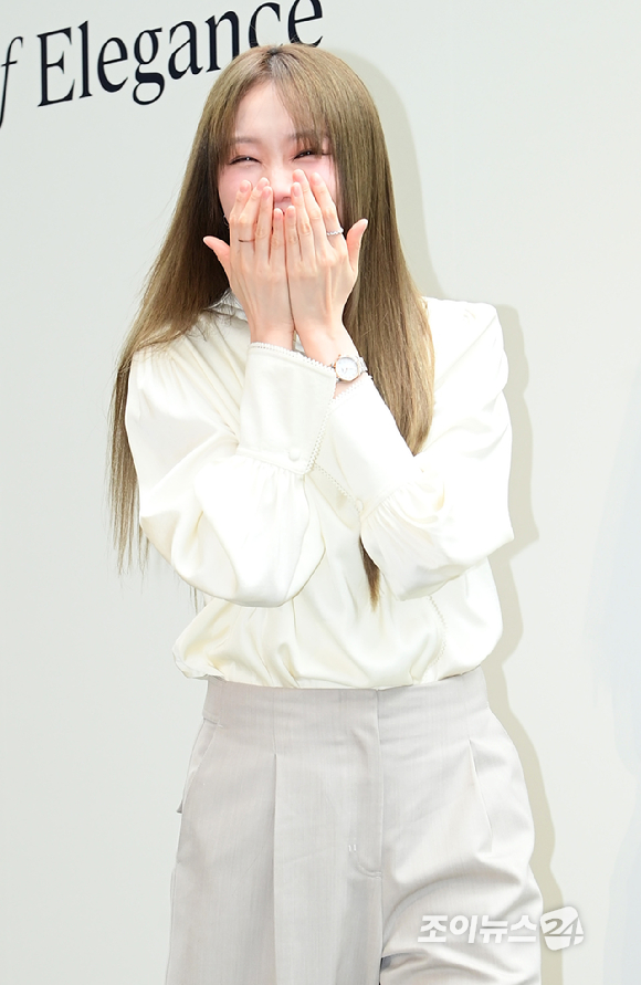 배우 이성경이 29일 오후 서울 강남구 청담 Villa 15에서 열린 론진 마스터 컬렉션 론칭 이벤트 행사에 참석하고 있다. [사진=정소희 기자]