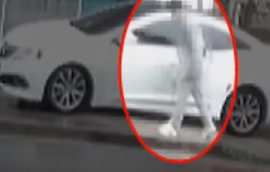 임신 7개월인 전처를 찾아가 흉기로 살해하고 심신미약을 주장한 40대 남성이 징역 40년을 선고받았다. 사진은 남성이 전처를 찾아가는 모습. [사진=JTBC]