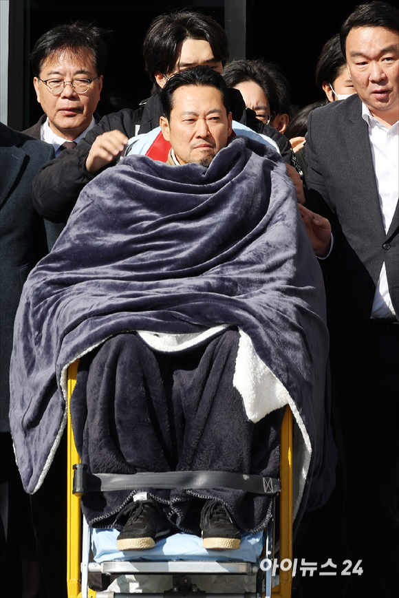 통일교&middot;공천헌금 '쌍특검'을 요구하며 8일째 단식을 진행 중인 장동혁 국민의힘 대표가 22일 서울 여의도 국회에서 단식을 중단하고 병원으로 이송되고 있다. [사진=곽영래 기자]