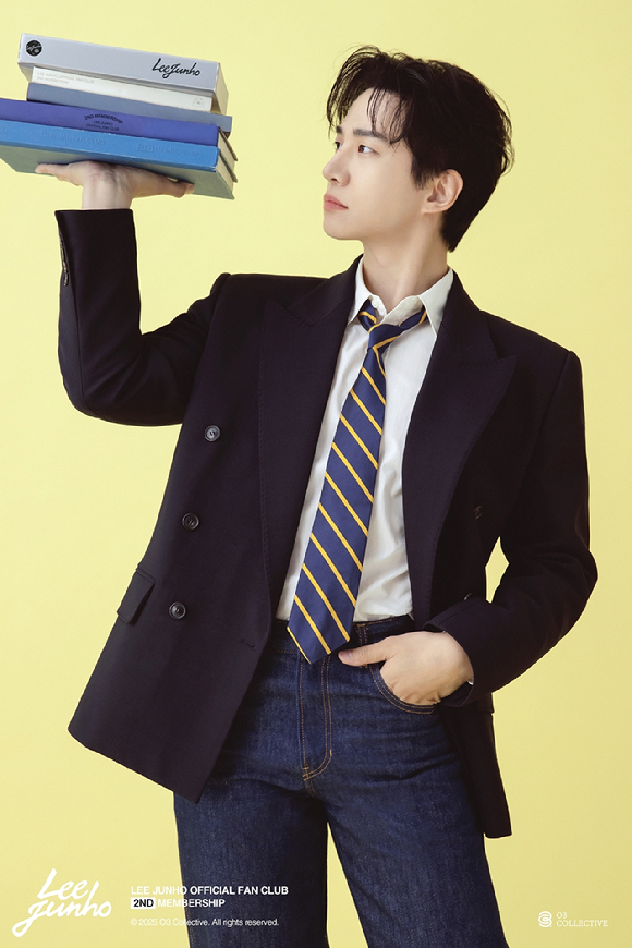 가수 겸 배우 이준호가 팬클럽 2기 콘셉트 포토 촬영에서 포즈를 취하고 있다. [사진=O3 Collective]