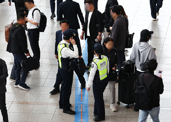 지난 24일 서울 중구 서울역에서 철도 경찰관들이 순찰을 하고 있다. [사진=뉴시스]