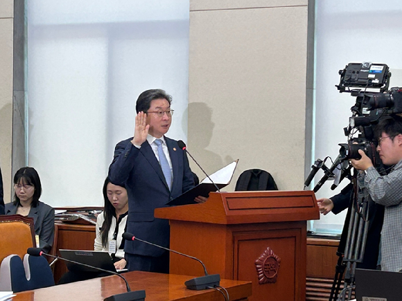이억원 금융위원장이 8일 국회 정무위원회 국정감사에서 선서하고 있다.[사진=도수화 기자] 