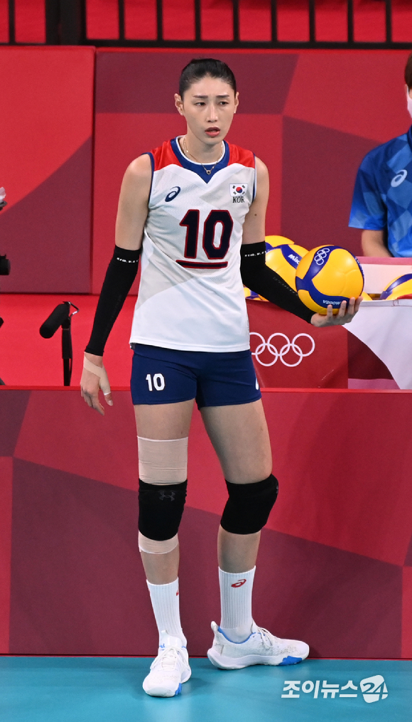6일 오후 일본 도쿄 아리아케 아레나에서 열린 2020 도쿄올림픽 여자 배구 준결승 대한민국 대 브라질의 경기가 진행됐다. 한국 김연경이 서브를 준비하고 있다.