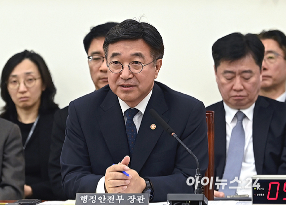 윤호중 행정안전부 장관이 18일 서울 여의도 국회에서 열린 행정안전위원회 전체회의에서 질의에 답변하고 있다. [사진=곽영래 기자]