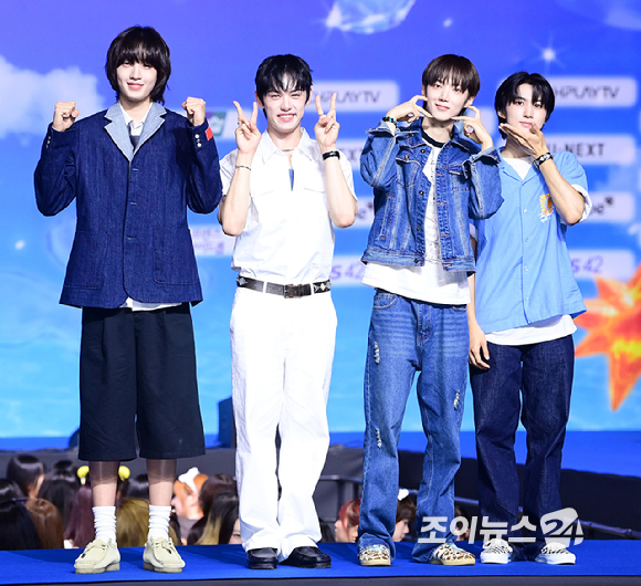 밴드 에이엠피(AxMxP)가 9일 오후 경기도 일산 킨텍스에서 열린 2026 SBS 가요대전 Summer 블루카펫 행사에 참석하고 있다. [사진=정소희 기자]