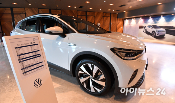 폭스바겐코리아가 15일 오전 서울 광진구 그랜드 워커힐 호텔에서 폭스바겐 첫 순수 전기 SUV 'The all-electric ID.4'를 공개하고 있다. [사진=김성진 기자]