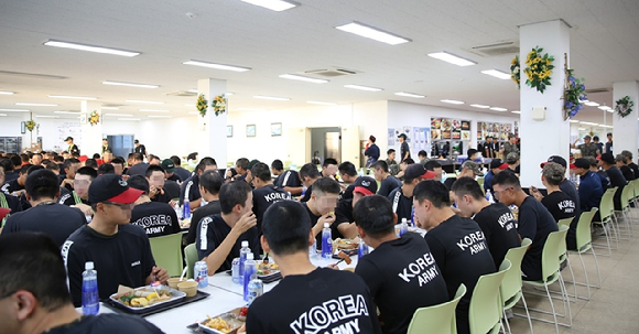 23일 육군종합군수학교 군 장병들이 아워홈이 제공한 특식 '치킨스테이크 플레이트'로 식사하고 있다. [사진=아워홈]