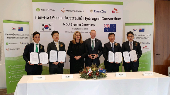 고려아연과 고려아연의 호주 자회사인 아크 에너지(Ark Energy)가 한화임팩트, SK가스와 함께 한국-호주 수소(한·호 H2) 컨소시엄을 출범하고, 2032년까지 연간 1백만 톤 이상의 그린 암모니아를 호주에서 한국으로 수출하는 공급망을 구축하기 위한 양해각서(MoU)를 21일 체결했다. [사진=고려아연]