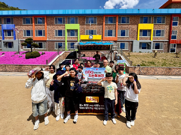 4월 30일 경북 포항시 기북초등학교에서 열린 어린이날 행사에서 교촌에프앤비 임직원들이 학생들을 위해 따뜻한 치킨과 함께 깜짝 치킨파티를 진행했다. [사진=교촌치킨]