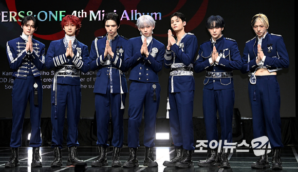 그룹 앰퍼샌드원(AMPERS&ONE)이 8일 서울 용산구 노들섬 라이브하우스에서 열린 미니 4집 '데피니션'(DEFINITION) 발매 기념 쇼케이스에서 포토타임을 갖고 있다. [사진=곽영래 기자]