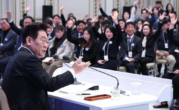 이재명 대통령이 21일 청와대 영빈관에서 열린 신년기자회견에서 취재진 질문을 받고 있다. 2026.1.21 [사진=연합뉴스]
