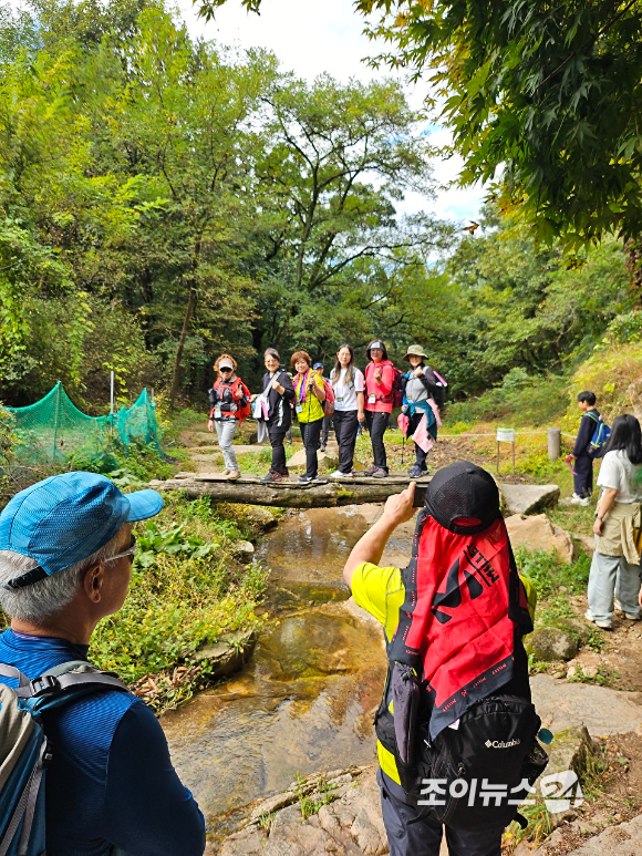 19일 서울 종로구 부암동 백사실 계곡에서 진행된 '스타 고우리와 함께 하는 제10회 희망찾기 등산·트레킹 교실' 참가자들이 기념 사진을 촬영하고 있다. [사진=조이뉴스24 포토DB]