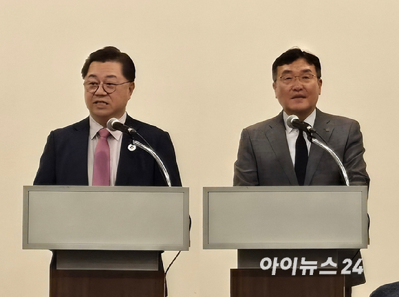박일준 대한상공회의소 부회장(왼쪽)과 서철수 한국전력공사 부사장이 22일 상의회관에서 열린 'AI시대에 맞는 국가전력망확충 세미나'에서 발언하고 있다. [사진=최란 기자]