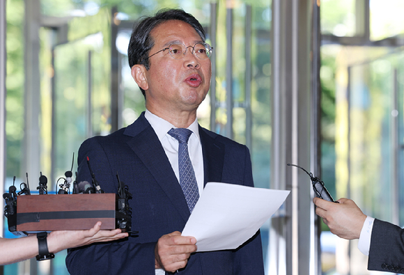 김승원 법무부 장관 후보자가 7일 서울 종로구 적선현대빌딩에 마련된 인사청문회 준비 사무실로 출근, 자신과 관련된 의혹을 해명한 뒤 취재진 질문에 답하고 있다. 2026.9.7 [사진=연합뉴스]