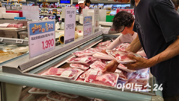 이마트 매장 내 고객들이 삼겹살을 고르고 있다. [사진=진광찬 기자]