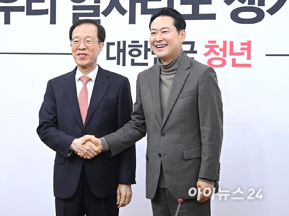 장동혁 국민의힘 대표가 16일 서울 여의도 국회에서 이석연 국민통합위원장을 접견해 기념촬영을 하고 있다. [사진=곽영래 기자]