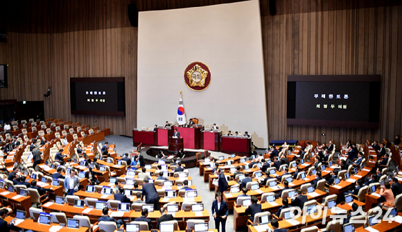 최형두 국민의힘 의원이 25일 오후 서울 여의도 국회에서 열린 본회의에서 방송통신위원회의 설치 및 운영에 관한 법률 일부개정법률안에 반대하는 무제한 토론을 하고 있다. [사진=곽영래 기자]