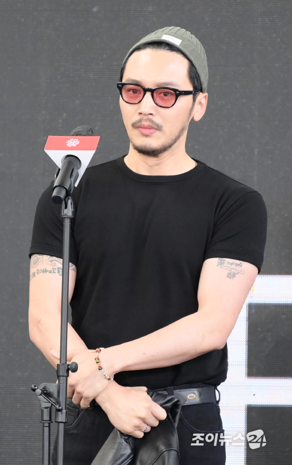 배우 변요한이 7일 오후 부산 해운대구 영화의전당 야외무대에서 열린 제27회 부산국제영화제(BIFF) '한산' 야외무대인사에 참석하고 있다. [사진=정소희 기자]