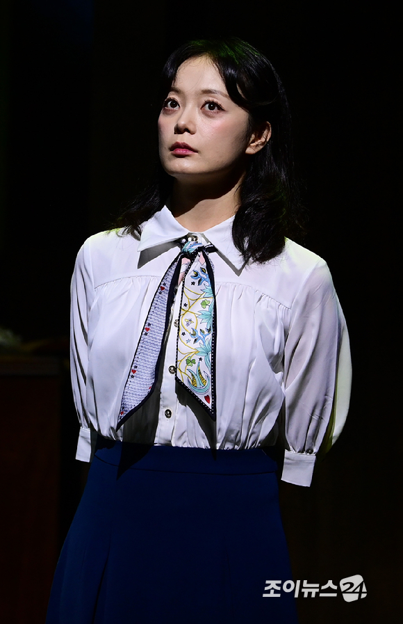 배우 전소민이 10일 오후 서울 강서구 마곡동 LG아트센터 서울에서 열린 연극 '사의 찬미' 프레스콜에서 열연하고 있다. [사진=정소희 기자]
