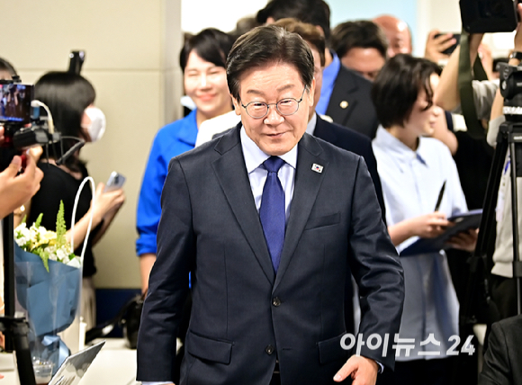이재명 전 더불어민주당 대표가 10일 오전 서울 여의도 더불어민주당 중앙당사에 당 대표 출마 기자회견에 참석하고 있다.