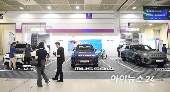'EV 트렌드 코리아 2026'이 25일 서울 강남구 코엑스에서 열렸다. KG모빌리티(KGM) 부스에 무쏘 EV, 토레스 EVX, 액티언 하이브리드 등 친환경 전동화 모델 3종이 전시되고 있다. [사진=정소희 기자]