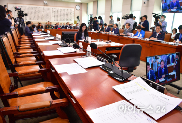 국민의힘 의원들이 불참한 가운데 21일 오전 서울 여의도 국회에서 법제사법위원회 전체회의 순직 해병 수사 방해 및 사건 은폐 등의 진상규명을 위한 특별검사의 임명 등에 관한 법률안 관련 입법청문회가 진행되고 있다. [사진=곽영래 기자]