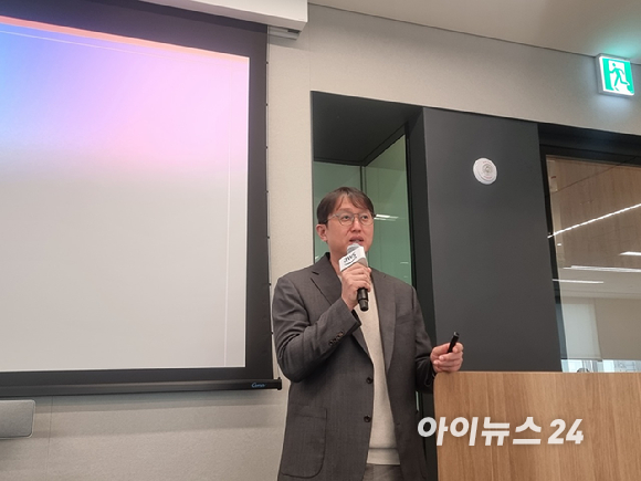 함기호 AWS코리아 대표가 3일 서울 역삼동 AWS코리아 사무실에서 열린 신년 기자간담회에서 지난해 사업 성과를 발표하고 있다. [사진=윤소진 기자]