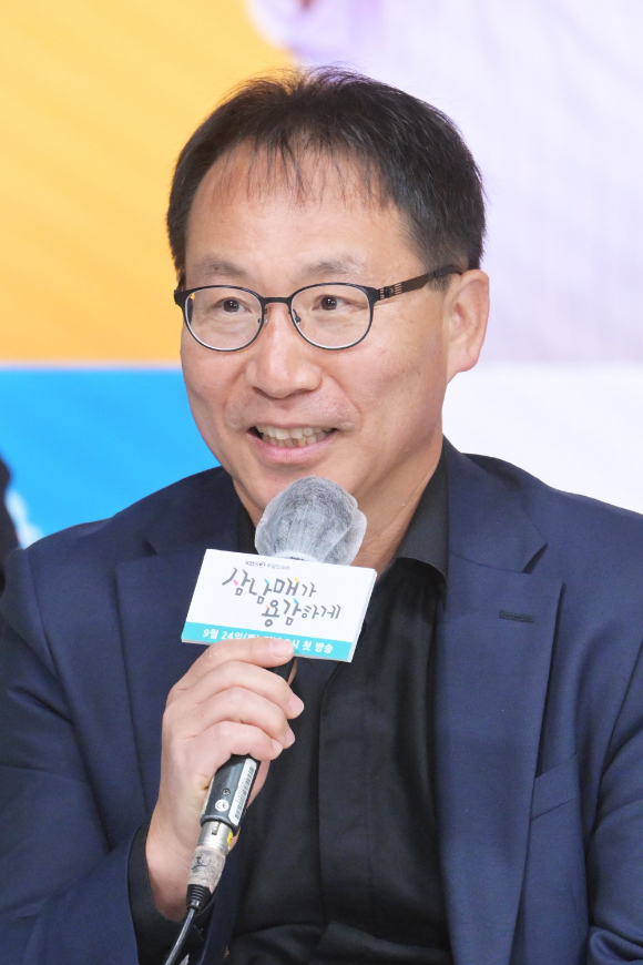 박만영 PD가 21일 온라인으로 진행된 KBS 2TV 새 주말드라마 '삼남매가 용감하게' 제작발표회에 참석해 소감을 말하고 있다. [사진=KBS]