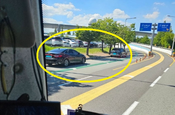 31일 온라인 커뮤니티들에는 '김해공항 역대급 민폐 주차' 라는 글이 올라왔다. [사진=온라인 커뮤니티 캡쳐]