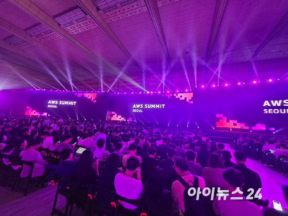 존 펠튼 아마존웹서비스(AWS) 최고재무책임자(CFO)는 20일 서울 코엑스에서 열린 'AWS 서밋 서울 2026'에서 키노트를 하고 있다. [사진=윤소진 기자]