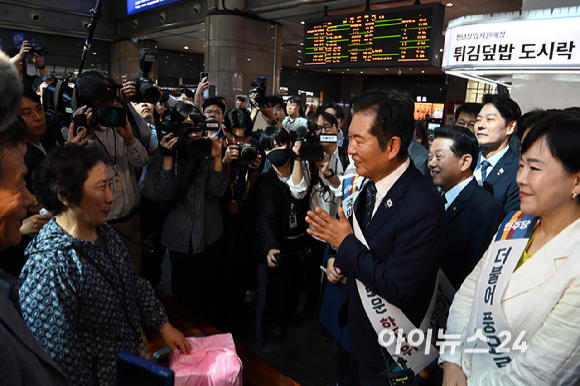 정청래 더불어민주당 대표를 비롯한 민주당 지도부가 2일 오전 용산역을 찾아 귀성길에 나선 시민들에게 인사하고 있다. [사진=곽영래 기자]