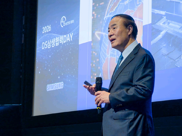 전영현 삼성전자 대표이사 부회장이 3일 경기도 용인시 더 유니버스SE(The UniverSE)에서 열린 DS부문 '2026년 상생협력데이'에서 인사말을 하고 있다. [사진=삼성전자]
