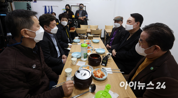 윤석열 대통령 당선인이 14일 당선 이후 첫 외부 공식일정으로 서울 남대문 시장을 찾아 상인회 회장단과 간담회를 마친 뒤, 식당에서 이야기를 나누고 있다. [사진=국회사진취재단]