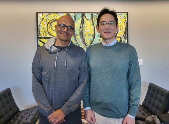 지난해 11월 미국 위싱턴주 마이크로소프트 본사에서 만난 이재용 삼성전자 부회장(오른쪽)과 사티아 나델라 마이크로소프트 CEO(왼쪽)의 모습 감사합니다. [사진=삼성전자 ]