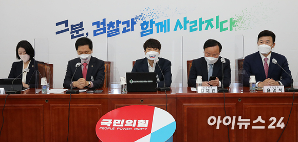 이준석 국민의힘 대표가 25일 서울 여의도 국회에서 열린 최고위원회의에서 모두발언을 하고 있다.
