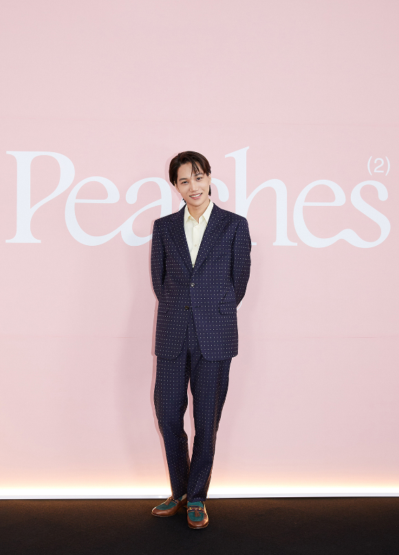 그룹 엑소 카이가 30일 온라인으로 진행된 두 번째 미니앨범 'Peaches' 발매 기념 기자간담회에 참석해 포즈를 취하고 있다. [사진=SM엔터테인먼트]