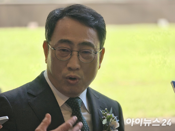 유영상 SK텔레콤 대표가 12일 웨스턴 조선 서울 호텔에서 열린 '정부-이통사 AI 투자협력 선언식'에 참여한 뒤 취재진과 만나 질의에 답변하고 있다. [사진=안세준 기자]