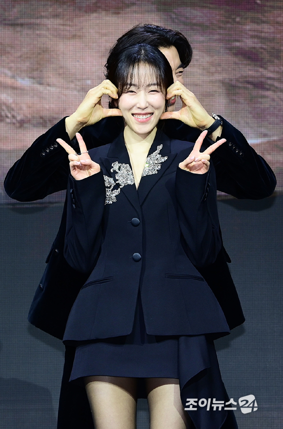 배우 공유와 서현진이 26일 오전 서울 강남구 라움아트센터에서 열린 넷플릭스 시리즈 '트렁크' 제작발표회에 참석하고 있다. [사진=정소희 기자]