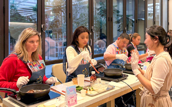 현대백화점.환승투어에서 쿠킹클래스를 진행 중인 모습. [사진=현대백화점]