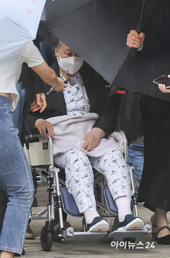 '정교 유착' 혐의로 1심에서 징역 2년 선고 받은 한학자 통일교 총재가 31일 서울 서초구 서울중앙지방법원을 나오고 있다. [사진=곽영래 기자]