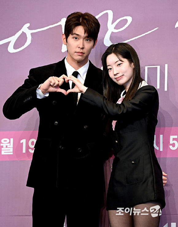 배우 다현, 장률, 윤세아, 이시우, 유재명, 서현진이 18일 서울 구로구 더 링크 서울 호텔에서 열린 JTBC 새 금요시리즈 '러브 미' 제작발표회에서 포즈를 취하고 있다. [사진=곽영래 기자]