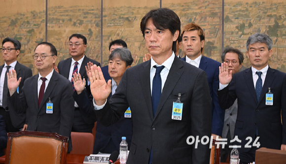 홍명보 전 축구 국가대표팀 감독이 30일 서울 여의도 국회에서 열린 문화체육관광위원회의 대한축구협회 현안 관련 청문회에 출석해 증인 선서를 하고 있다. [사진=곽영래 기자]